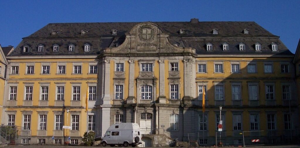 La imagen actual no tiene texto alternativo. El nombre del archivo es: Essen_Kloster_Werden_Innenhof_2_2005.jpg
